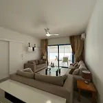 Cozy 2-bd Ap Near The Sea!