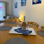 Cozy 2-bd Ap Near The Sea! شقة *