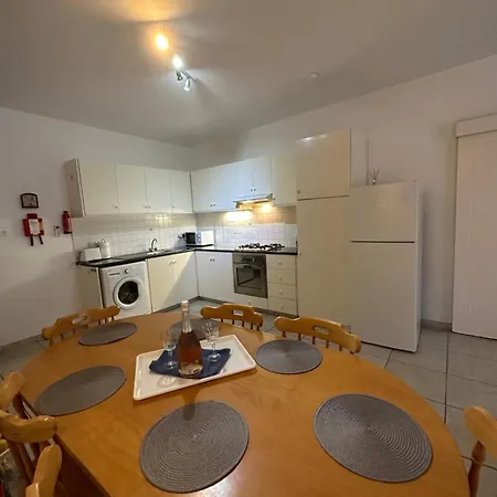 Apartment Cozy 2-bd Ap Near The Sea!