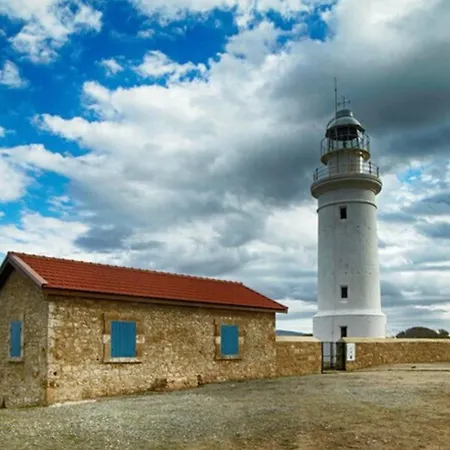 Cozy 2-bd Ap Near The Sea! דירה פאפוס