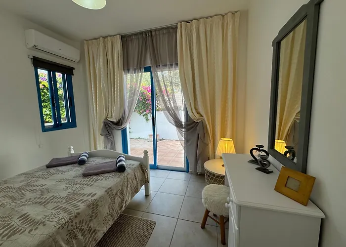 Cozy 2-bd Ap Near The Sea! Lägenhet Paphos