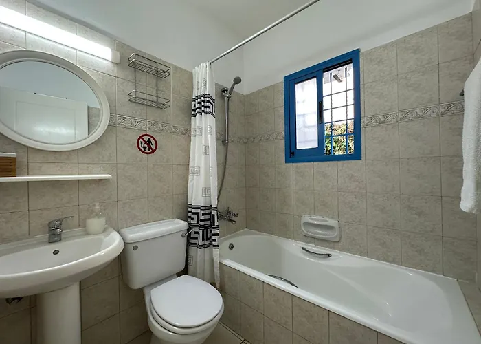 Cozy 2-bd Ap Near The Sea! Lägenhet Paphos