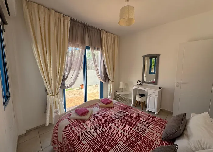 Cozy 2-bd Ap Near The Sea! Lägenhet Paphos